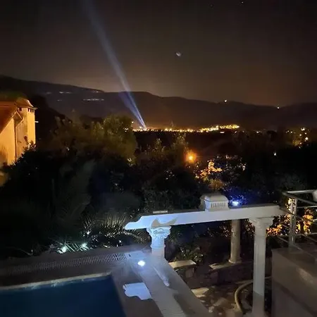 Gemütliche Mit Pool, Extravagant, Luxuriös *